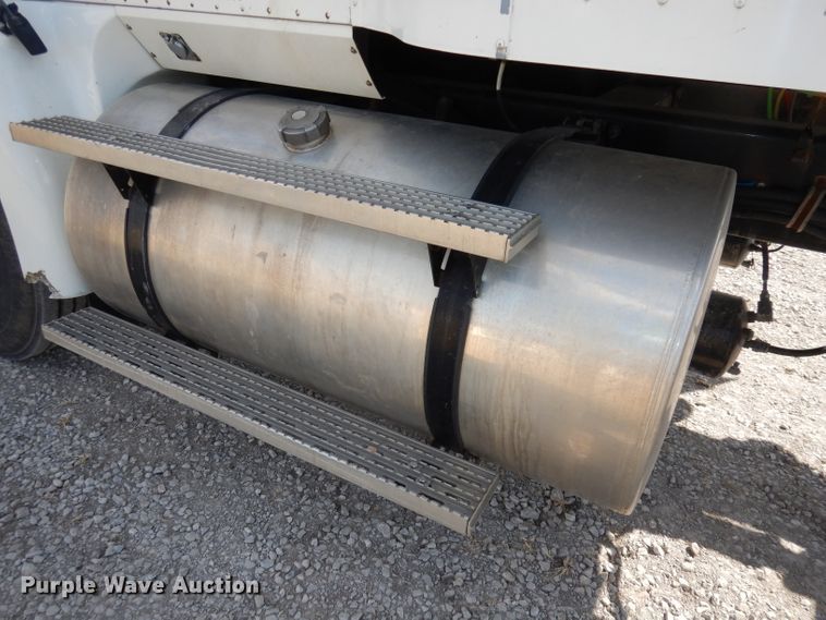 image for item DJ2896 2000 International 9200i  semi truck