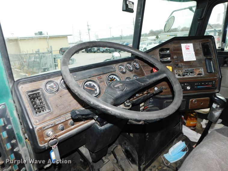 image for item DJ5966 1995 Freightliner FLD 120  semi truck