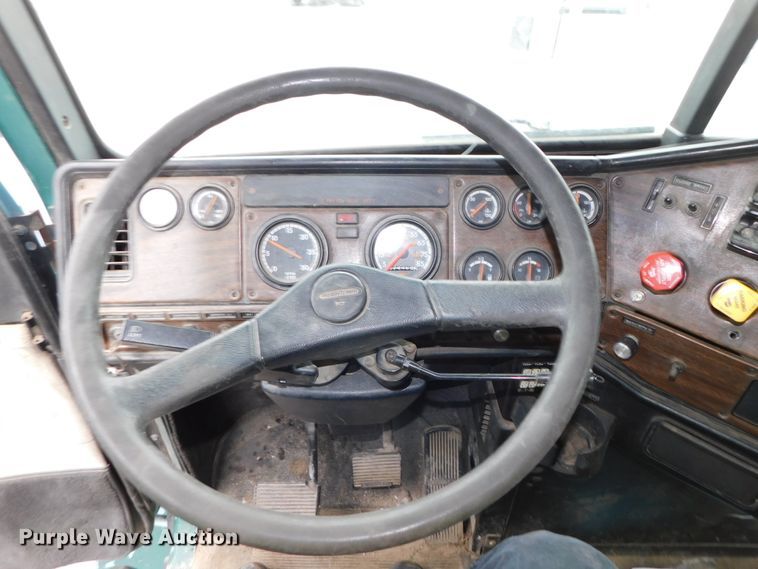 image for item DJ5966 1995 Freightliner FLD 120  semi truck