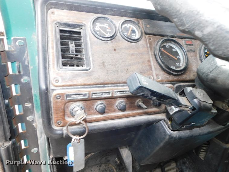 image for item DJ5966 1995 Freightliner FLD 120  semi truck