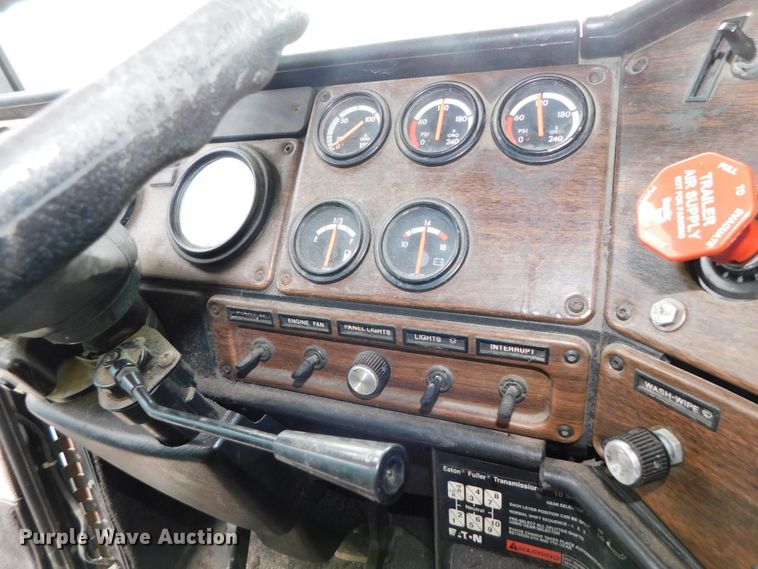 image for item DJ5966 1995 Freightliner FLD 120  semi truck