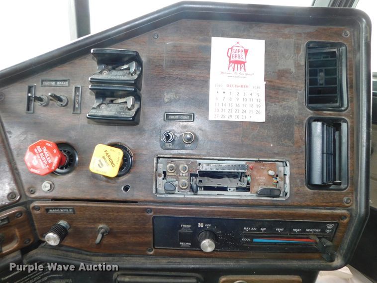 image for item DJ5966 1995 Freightliner FLD 120  semi truck