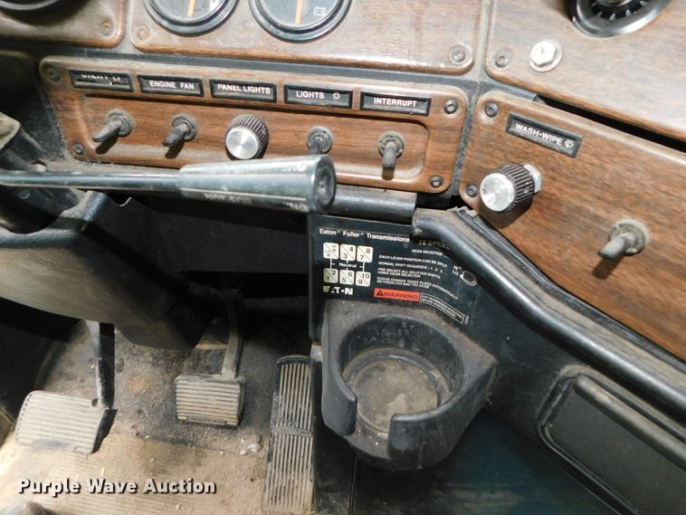 image for item DJ5966 1995 Freightliner FLD 120  semi truck