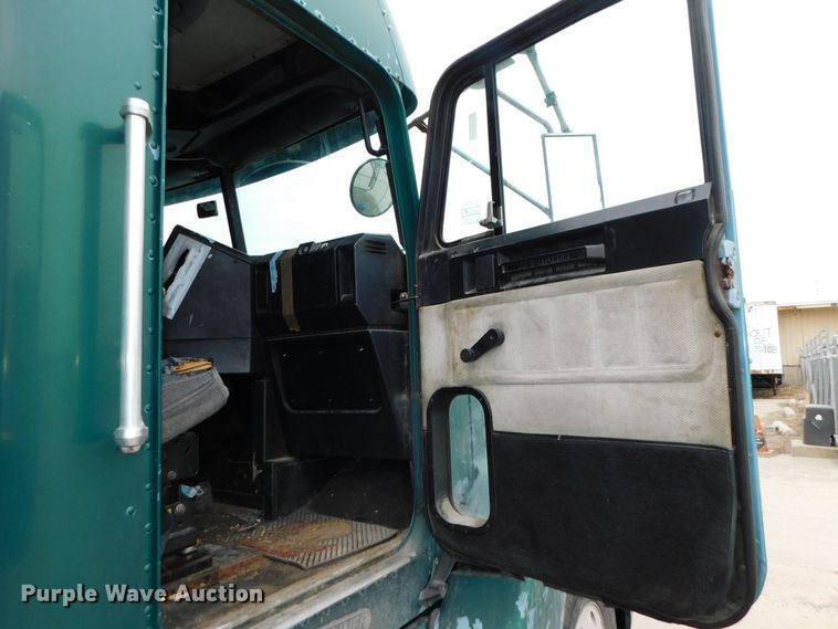 image for item DJ5966 1995 Freightliner FLD 120  semi truck