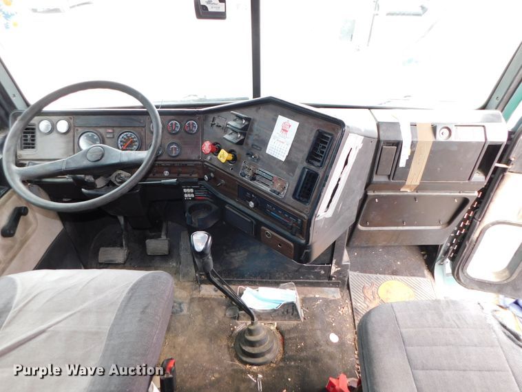 image for item DJ5966 1995 Freightliner FLD 120  semi truck