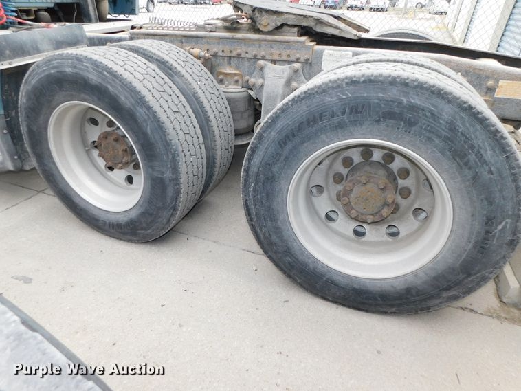 image for item DJ5966 1995 Freightliner FLD 120  semi truck