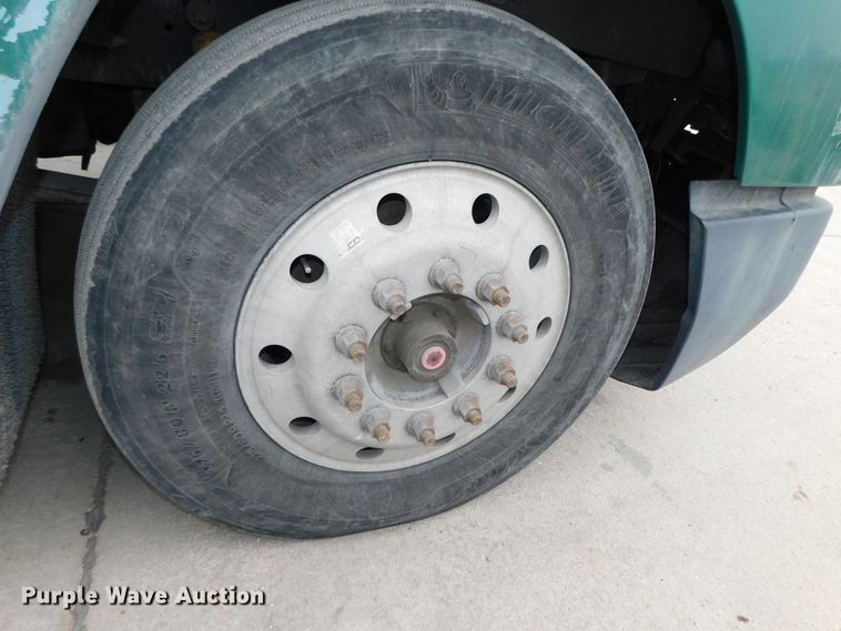 image for item DJ5966 1995 Freightliner FLD 120  semi truck