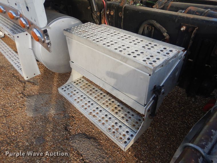 image for item DJ8613 2001 Freightliner FLD  glider kit semi truck