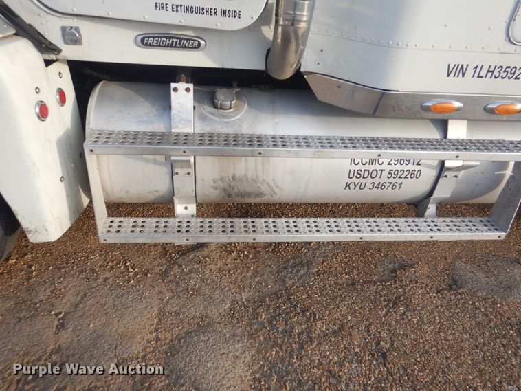 image for item DJ8613 2001 Freightliner FLD  glider kit semi truck