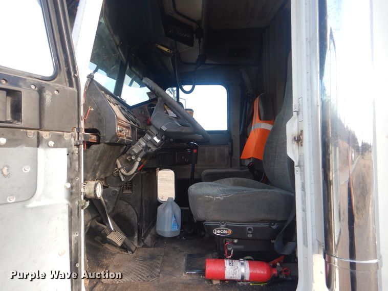 image for item DJ8613 2001 Freightliner FLD  glider kit semi truck