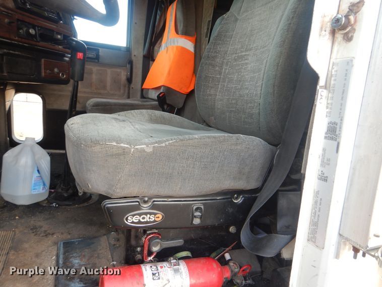 image for item DJ8613 2001 Freightliner FLD  glider kit semi truck