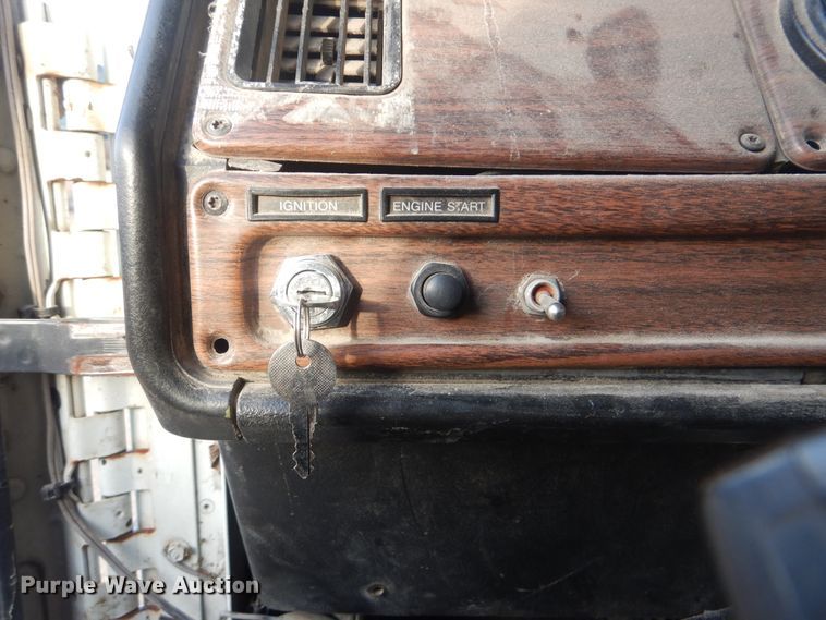 image for item DJ8613 2001 Freightliner FLD  glider kit semi truck