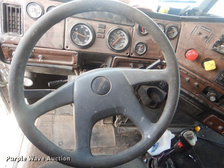 image for item DJ8613 2001 Freightliner FLD  glider kit semi truck