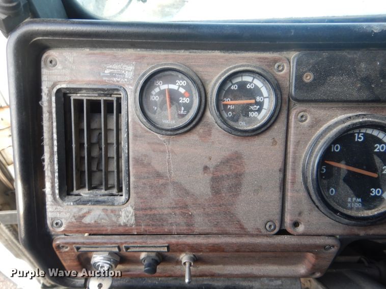 image for item DJ8613 2001 Freightliner FLD  glider kit semi truck