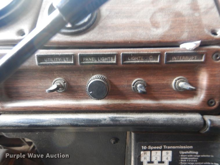 image for item DJ8613 2001 Freightliner FLD  glider kit semi truck