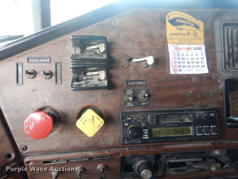 image for item DJ8613 2001 Freightliner FLD  glider kit semi truck