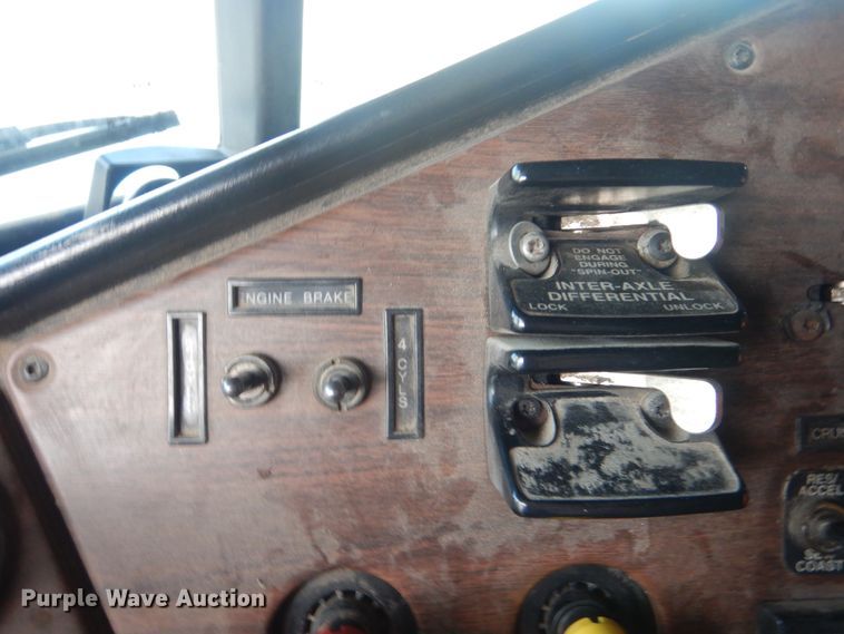 image for item DJ8613 2001 Freightliner FLD  glider kit semi truck