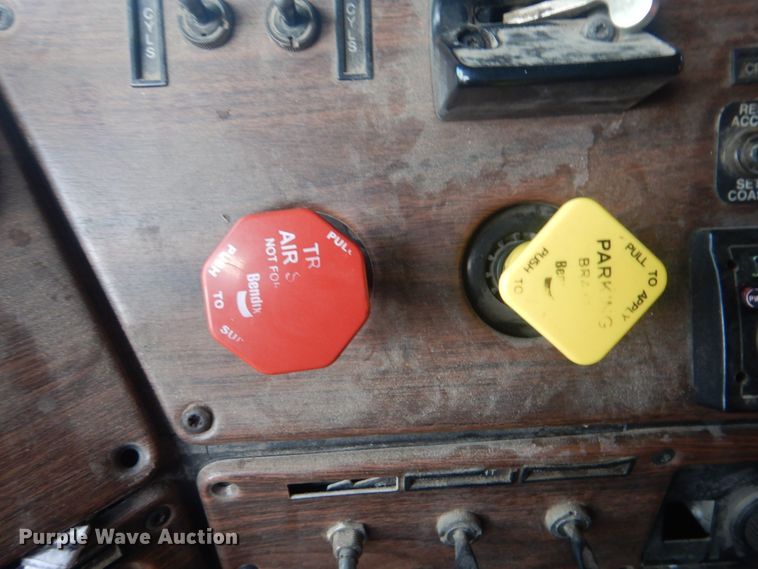 image for item DJ8613 2001 Freightliner FLD  glider kit semi truck