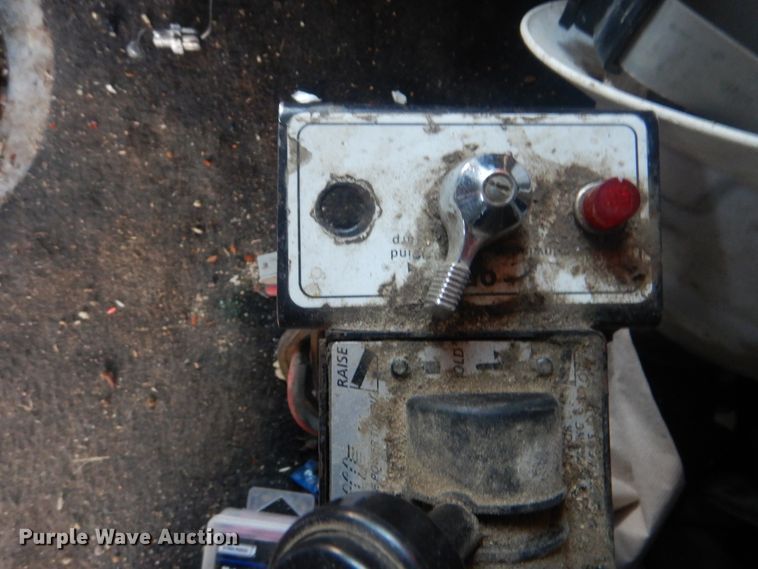 image for item DJ8613 2001 Freightliner FLD  glider kit semi truck