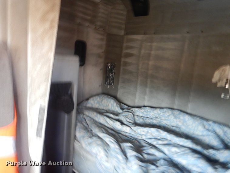 image for item DJ8613 2001 Freightliner FLD  glider kit semi truck