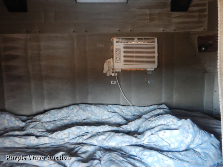 image for item DJ8613 2001 Freightliner FLD  glider kit semi truck