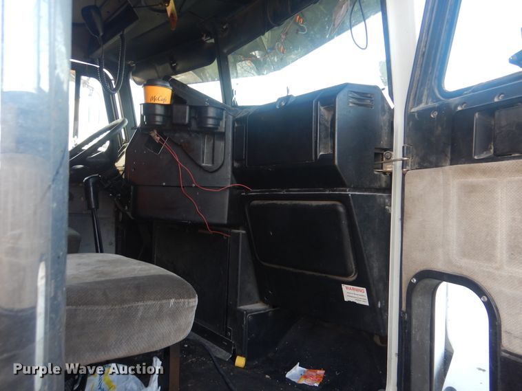 image for item DJ8613 2001 Freightliner FLD  glider kit semi truck