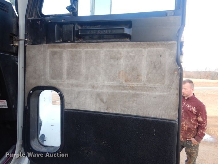 image for item DJ8613 2001 Freightliner FLD  glider kit semi truck