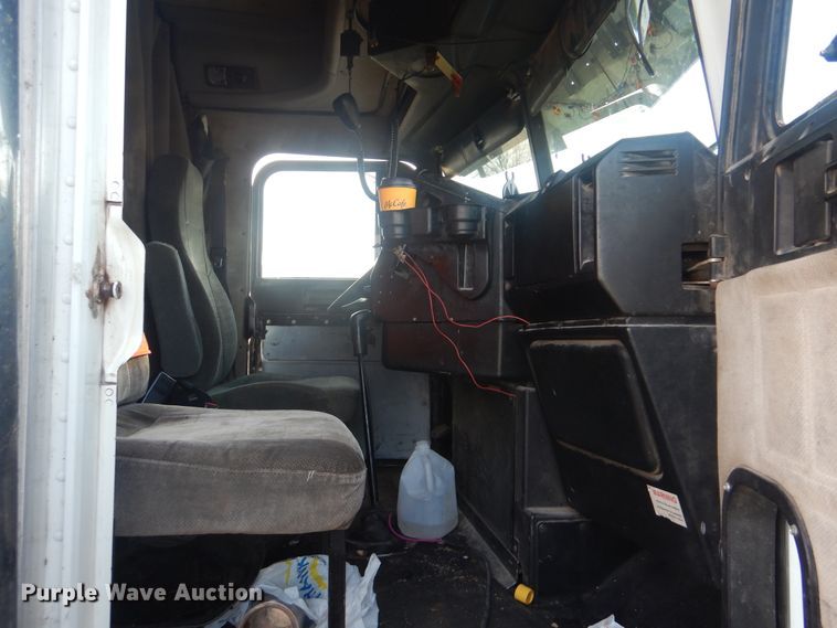 image for item DJ8613 2001 Freightliner FLD  glider kit semi truck