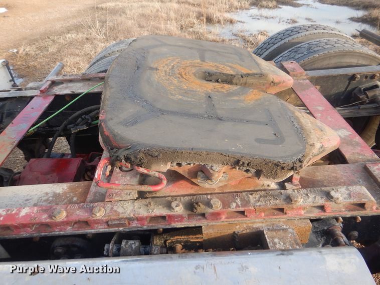 image for item DJ8613 2001 Freightliner FLD  glider kit semi truck