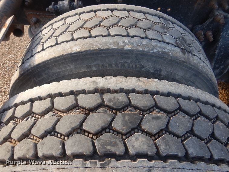 image for item DJ8613 2001 Freightliner FLD  glider kit semi truck