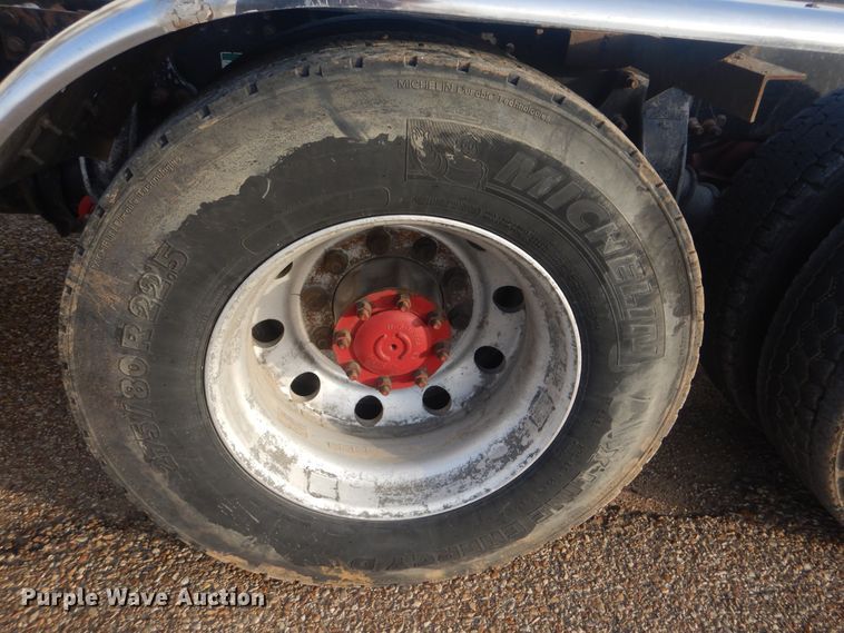 image for item DJ8613 2001 Freightliner FLD  glider kit semi truck