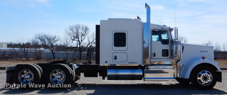 image for item DJ8713 2016 Kenworth W900  semi truck
