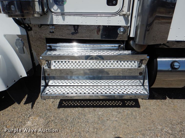 image for item DJ8713 2016 Kenworth W900  semi truck