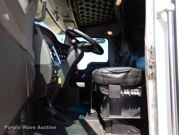 image for item DJ8713 2016 Kenworth W900  semi truck