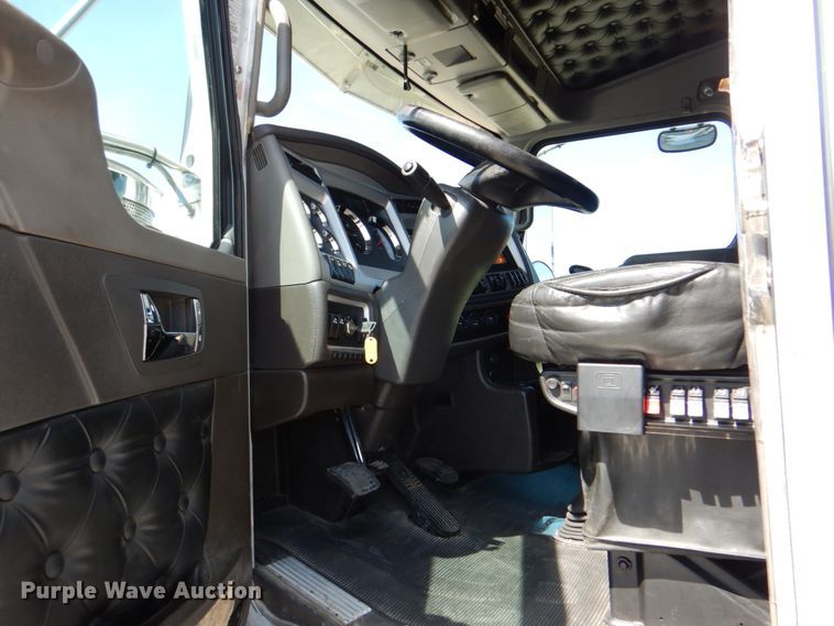 image for item DJ8713 2016 Kenworth W900  semi truck