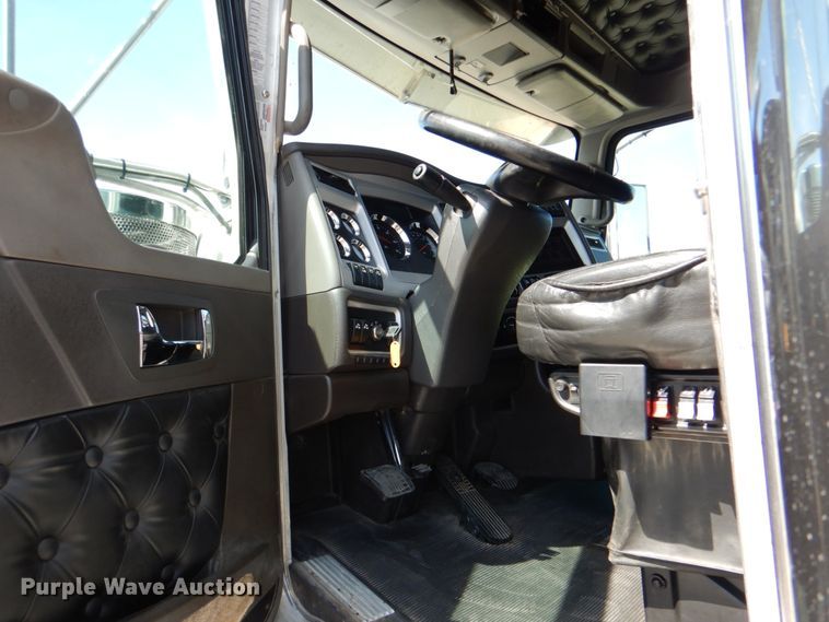 image for item DJ8713 2016 Kenworth W900  semi truck