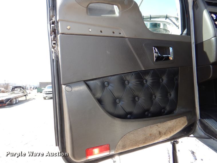 image for item DJ8713 2016 Kenworth W900  semi truck