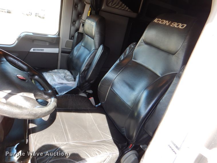 image for item DJ8713 2016 Kenworth W900  semi truck