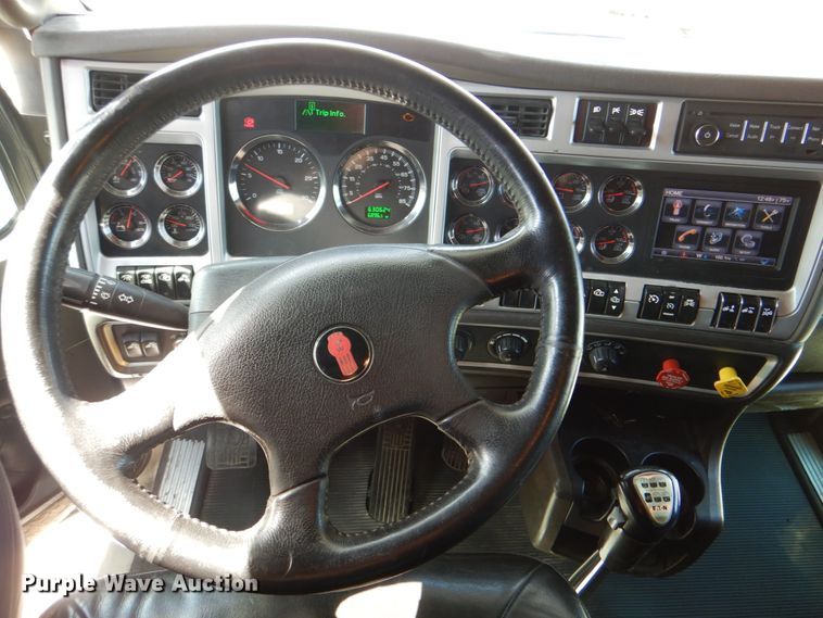 image for item DJ8713 2016 Kenworth W900  semi truck