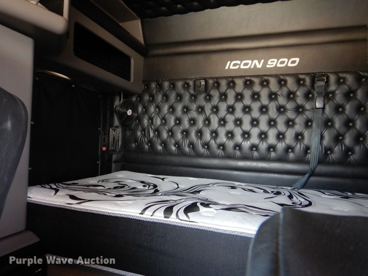 image for item DJ8713 2016 Kenworth W900  semi truck