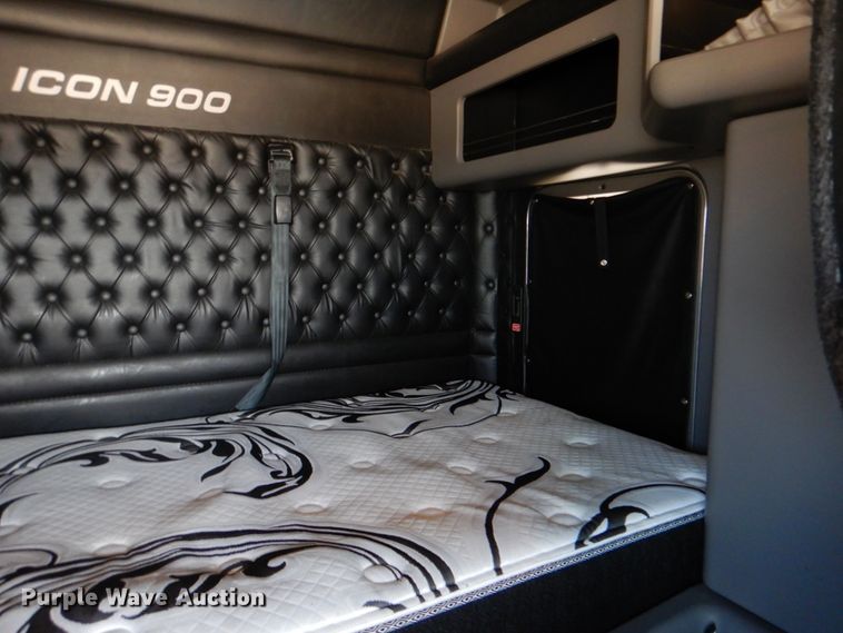 image for item DJ8713 2016 Kenworth W900  semi truck