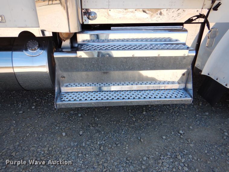 image for item DJ8713 2016 Kenworth W900  semi truck