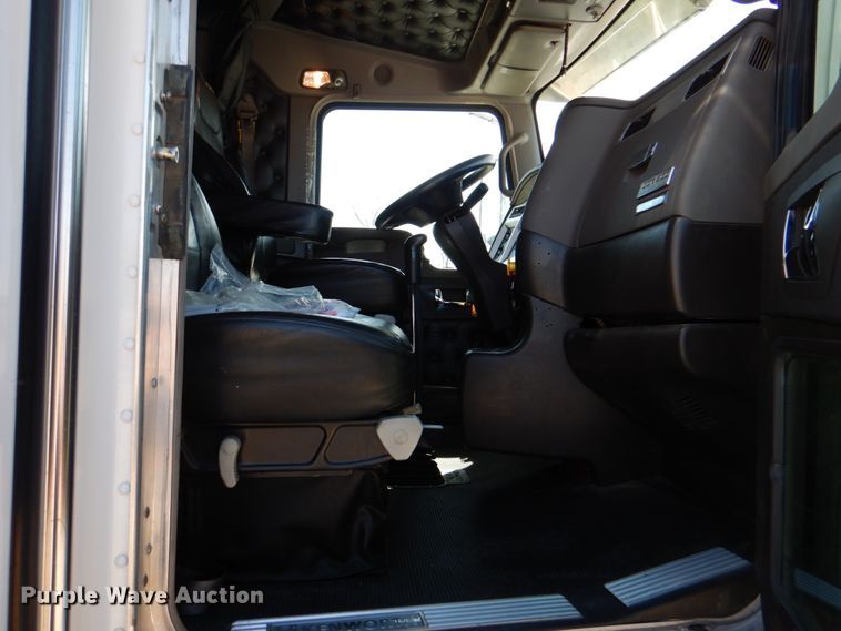 image for item DJ8713 2016 Kenworth W900  semi truck