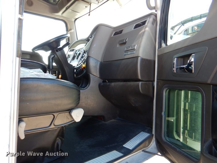 image for item DJ8713 2016 Kenworth W900  semi truck