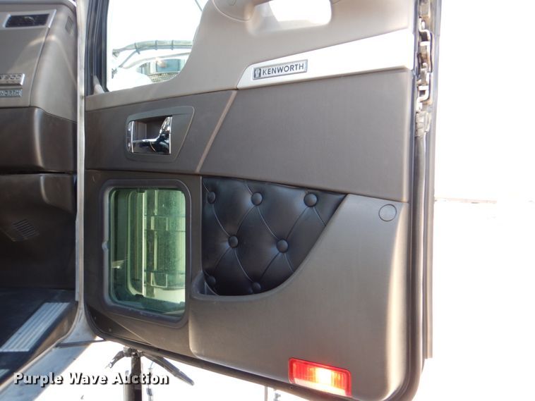 image for item DJ8713 2016 Kenworth W900  semi truck