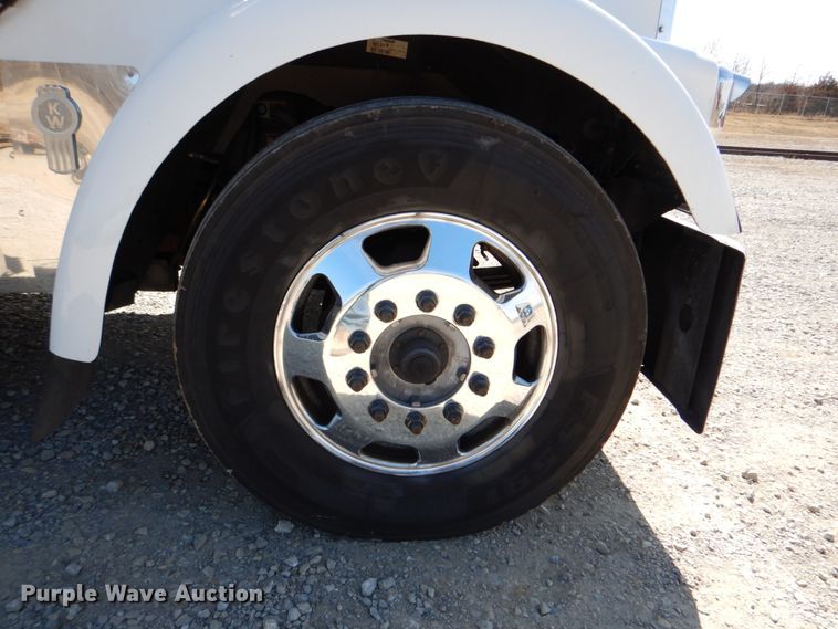 image for item DJ8713 2016 Kenworth W900  semi truck