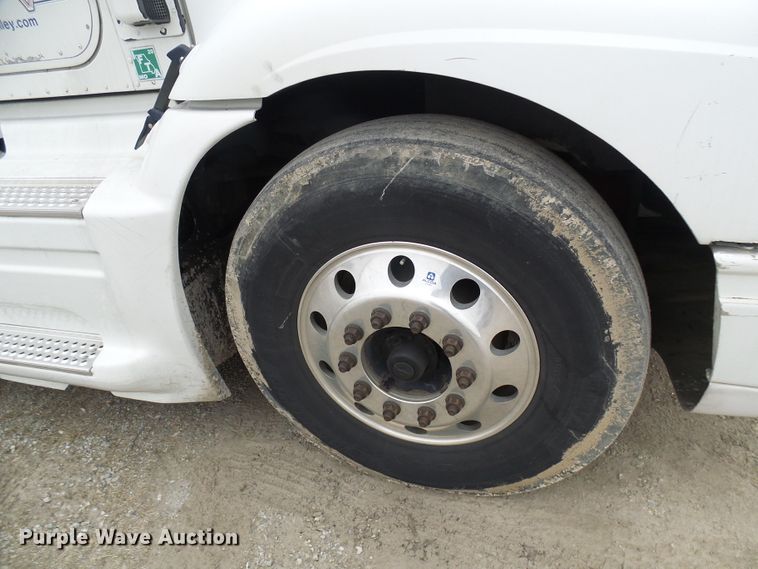 image for item DL0808 2005 International 9400i  semi truck