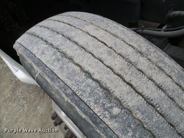 image for item DL0808 2005 International 9400i  semi truck