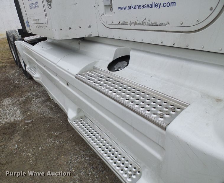 image for item DL0808 2005 International 9400i  semi truck