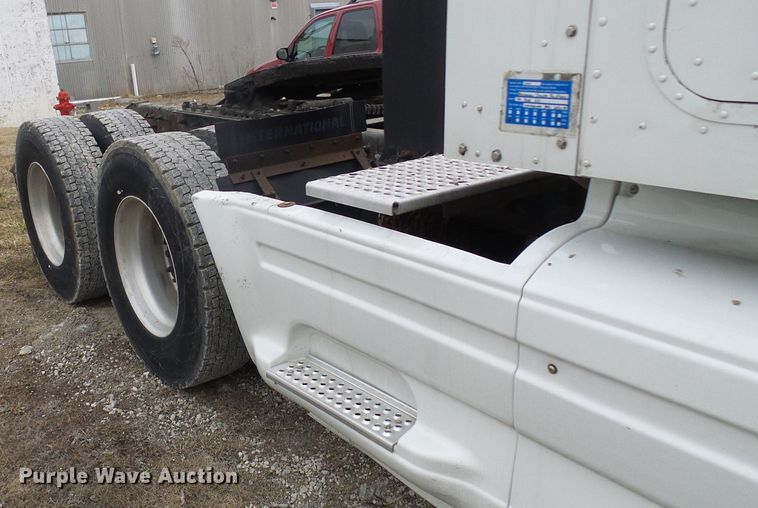 image for item DL0808 2005 International 9400i  semi truck